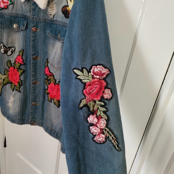 BooHoo Man FULLY BORG LINED DENIM JACKET WITH BADGES - Picture 3 of 9